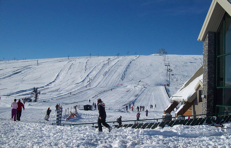 Skiing at the Lecht Ski Centre, Scotland © <a href='https://www.flickr.com/photos/dunnock_d/23754312945/' target='new window o' rel='nofollow'>Dunnock D</a> - Flickr <a href='https://creativecommons.org/licenses/by-nc/2.0/' target='new window l' rel='nofollow'>CC BY-NC 2.0</a>