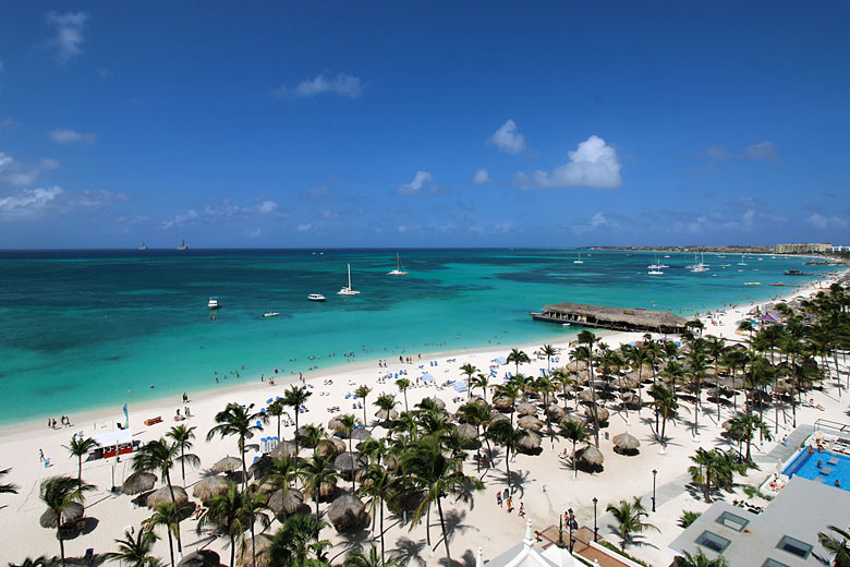 View of Palm Beach from the Riu Palace Hotel, Aruba © <a href='https://www.flickr.com/photos/arielveganet/26668619464' target='new window o' rel='nofollow'>Ariel Vega Valenzuela</a> - Flickr <a href='https://creativecommons.org/licenses/by/2.0/' target='new window l' rel='nofollow'>CC BY 2.0</a>