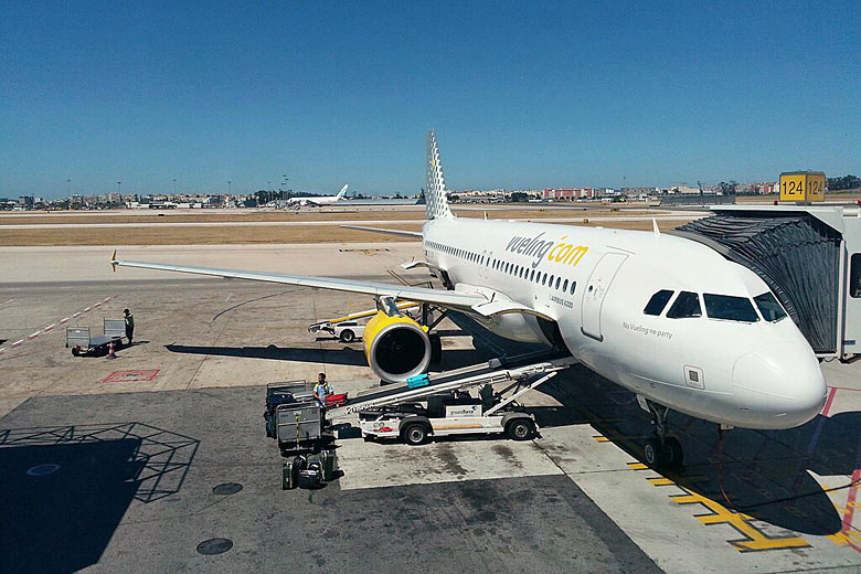 Vueling Airbus A320 at Portela Airport, Lisbon, Portugal © <a href='https://commons.wikimedia.org/wiki/File:Vueling_A320,_Portela_Airport.jpg' target='new window o' rel='nofollow'>MPKN20</a> - Wikimedia <a href='https://creativecommons.org/licenses/by-sa/3.0/deed.en' target='new window l' rel='nofollow'>CC BY-SA 3.0</a>